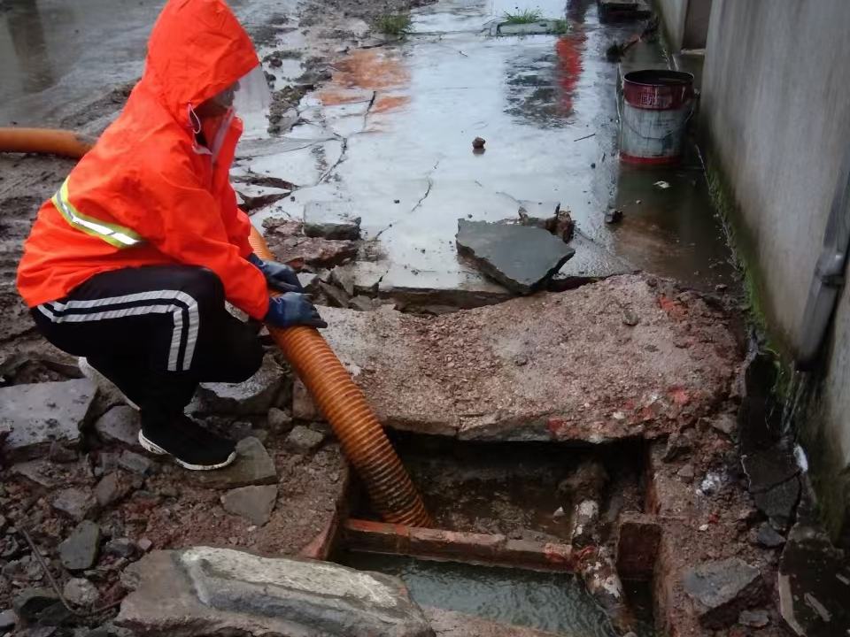 都安专业清理污水池 炜誉市政以规范流程守护城市 “肠道”