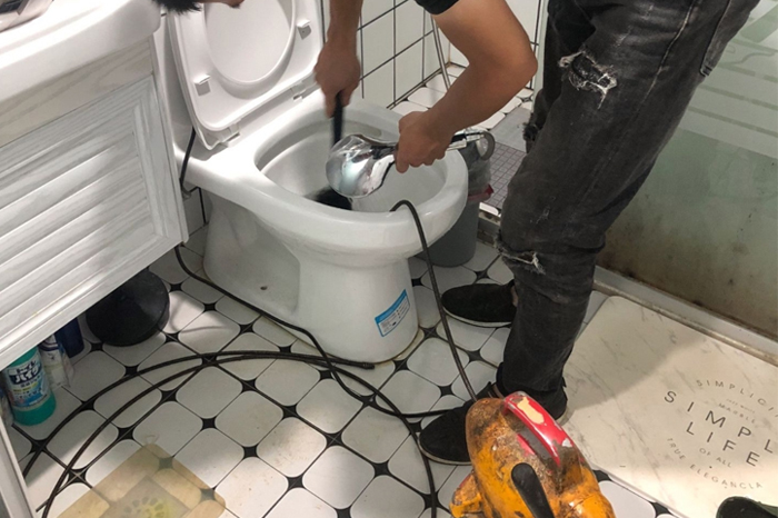 都安马桶堵塞自己疏通还是找师傅？专业上门服务让你省时更省心