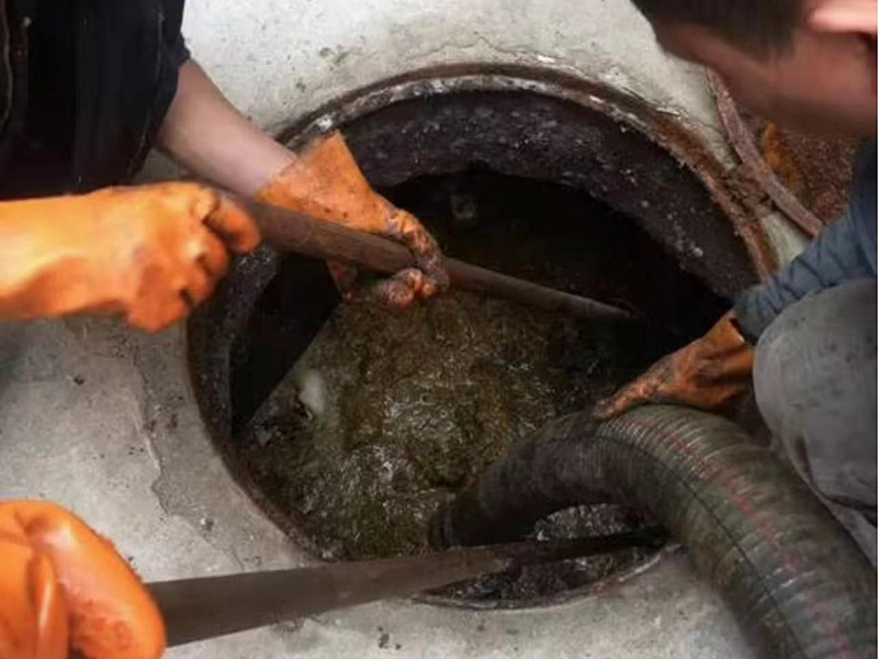 都安清理化粪池时如何避免沼气的危害？